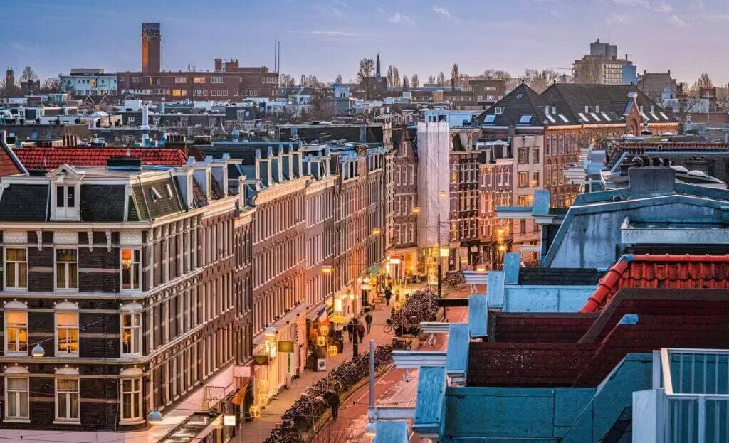 Dakaanzicht van een Nederlandse stadsstraat bij schemering